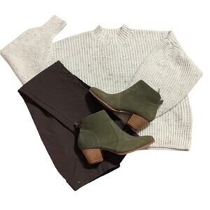 Violet & Red NWT Cupid Suede Boots Olive Green Back Zipper Size 8.5